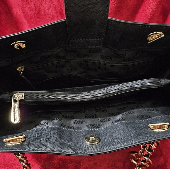 Michael Kors Black Leather Savannah Shoulder Bag - Picture 5 of 16